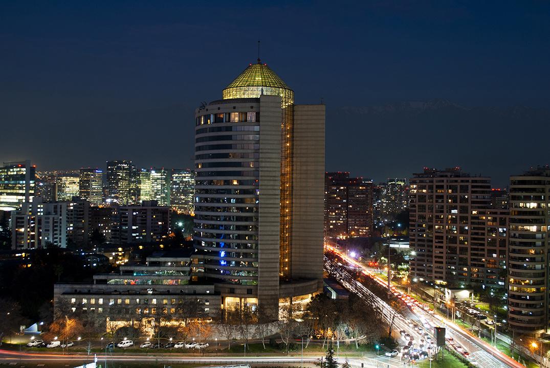 แมนดาริน โอเรียนเต็ล ซานติอาโก Hotel ภายนอก รูปภาพ The hotel at night