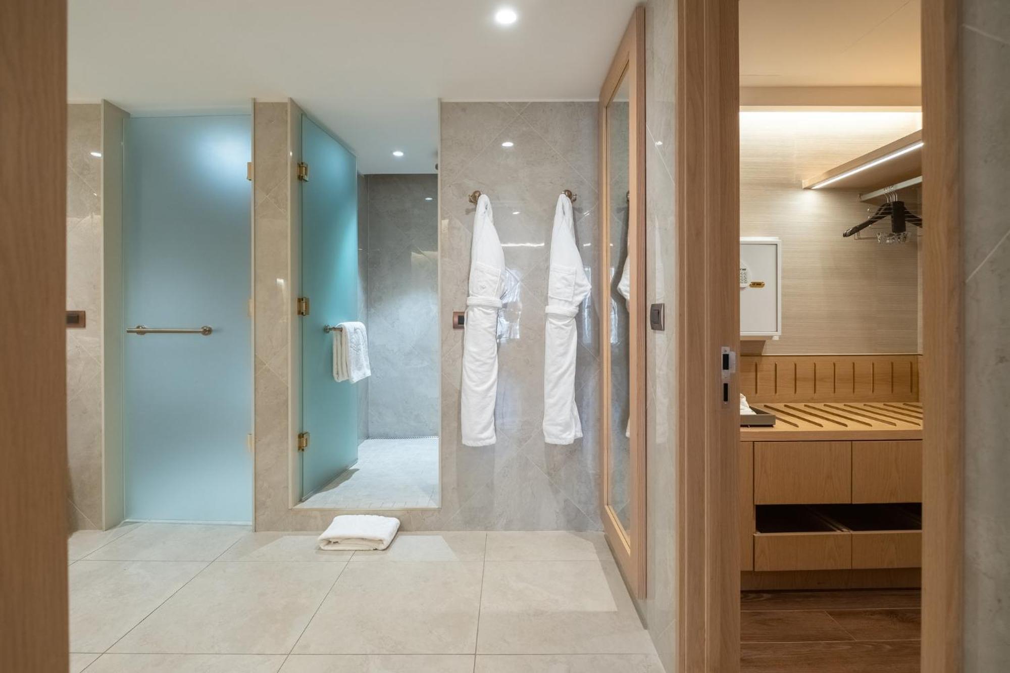 แมนดาริน โอเรียนเต็ล ซานติอาโก Hotel ภายนอก รูปภาพ A modern bathroom