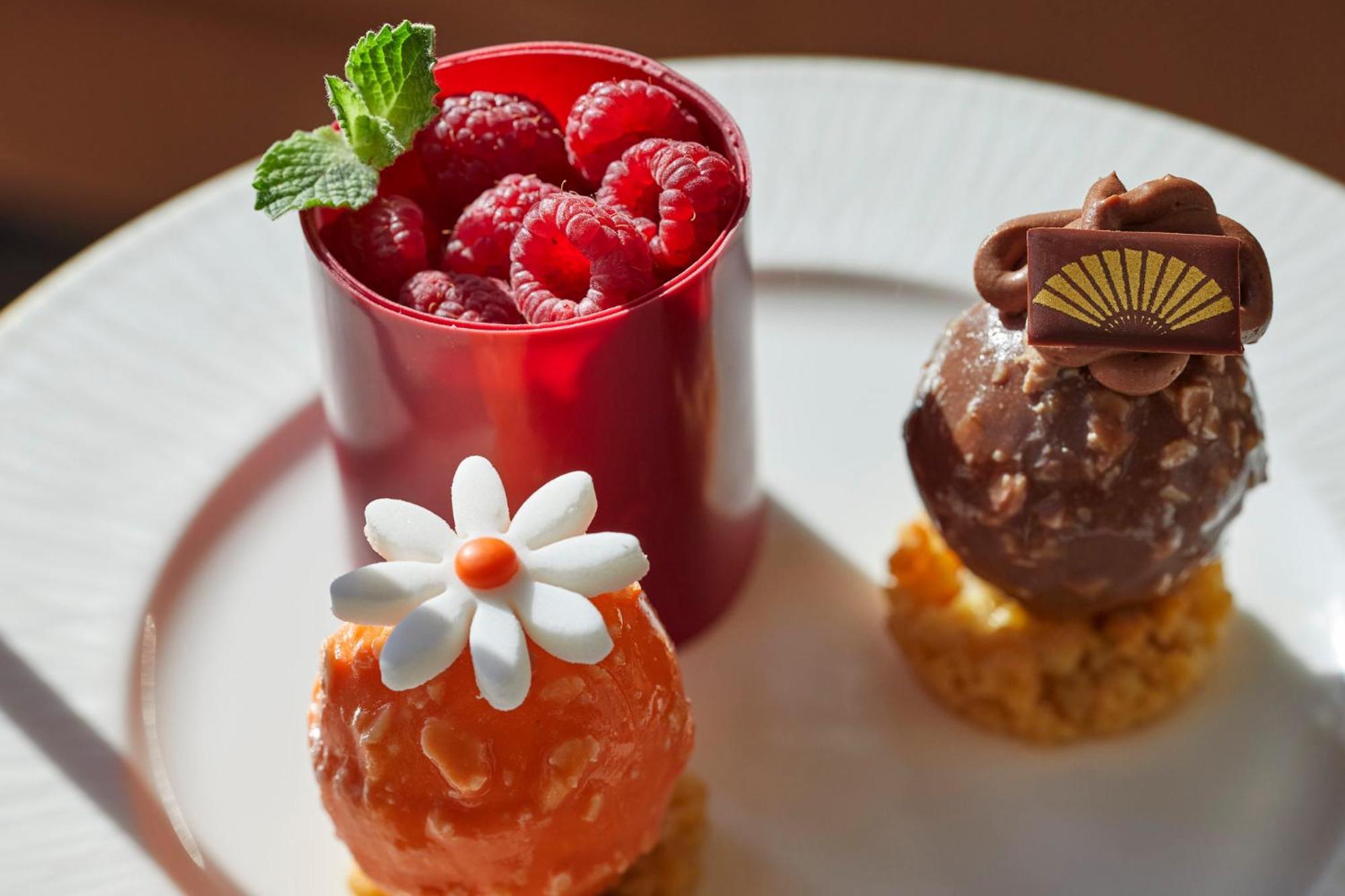 แมนดาริน โอเรียนเต็ล ซานติอาโก Hotel ภายนอก รูปภาพ A selection of petits fours