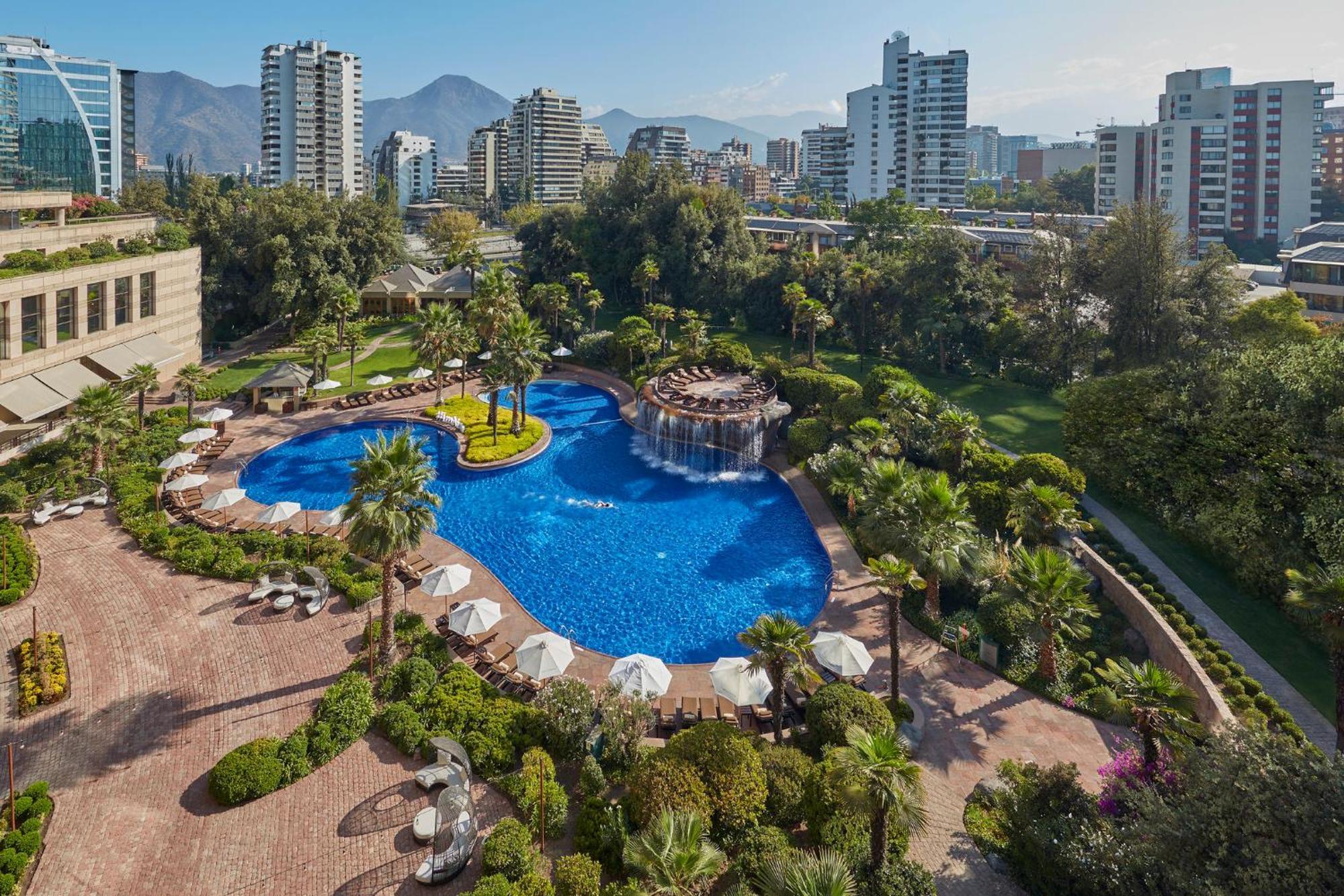 แมนดาริน โอเรียนเต็ล ซานติอาโก Hotel ภายนอก รูปภาพ The pool at the JW Marriott Santiago